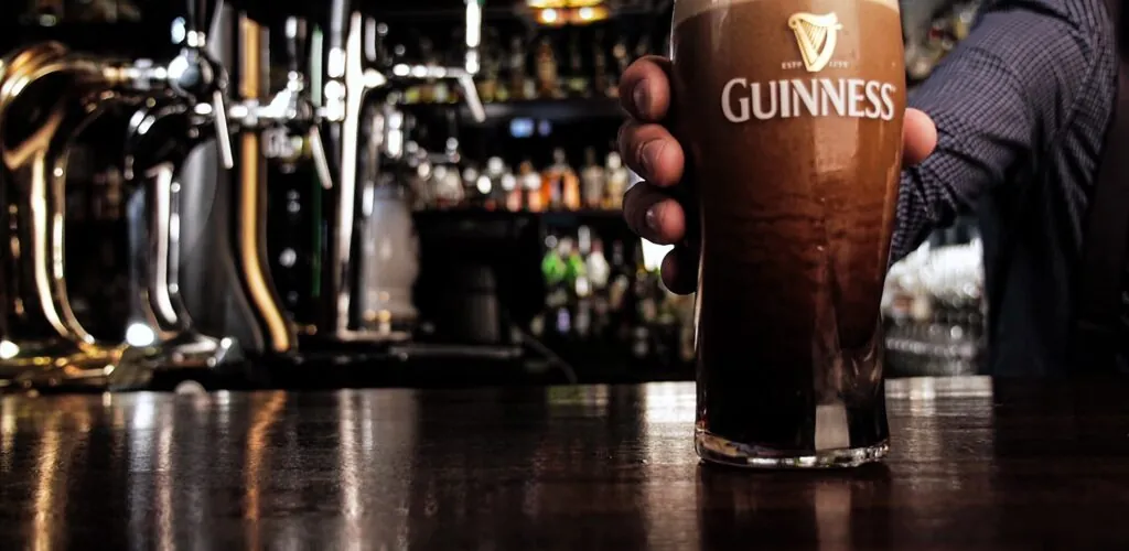 Galway: Ein Irish Pub bietet kostenlose Guinness-Pints – unter der Bedingung, eine ziemlich knifflige Herausforderung zu meistern