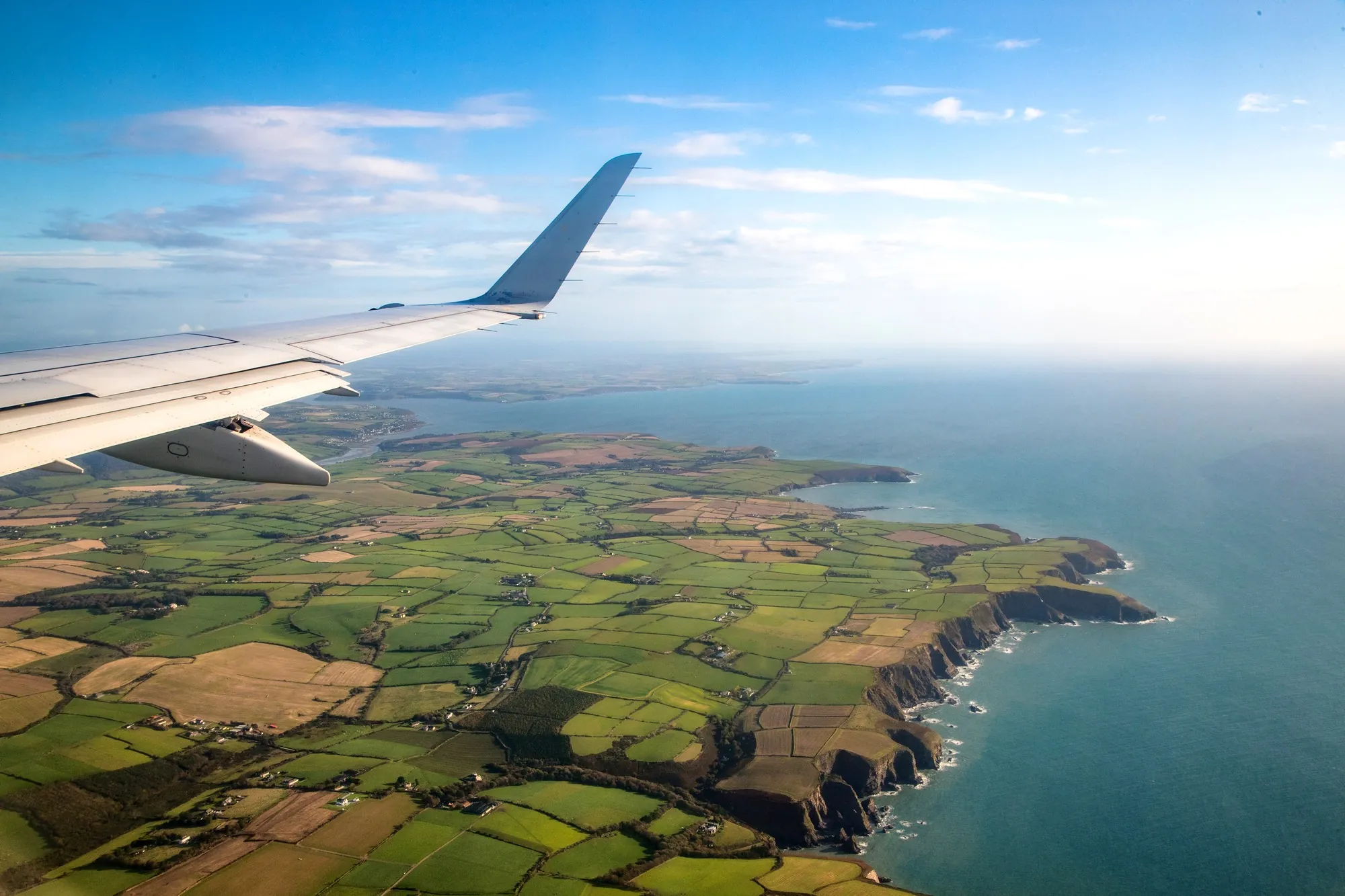 Ein Flugzeug über Irland - © Gabriel Cassan