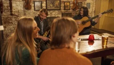 Was ist der Irish Fighting Spirit? 3 Eine traditionelle Musiksession im Sunirish Pub in Belfast - © 2023 Rob Durston, All Rights Reserved