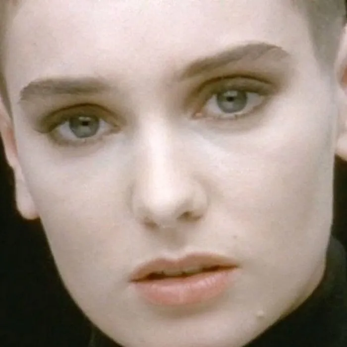 Sinéad O'Connor in dem Musikvideo "Nothing Compares 2 U".