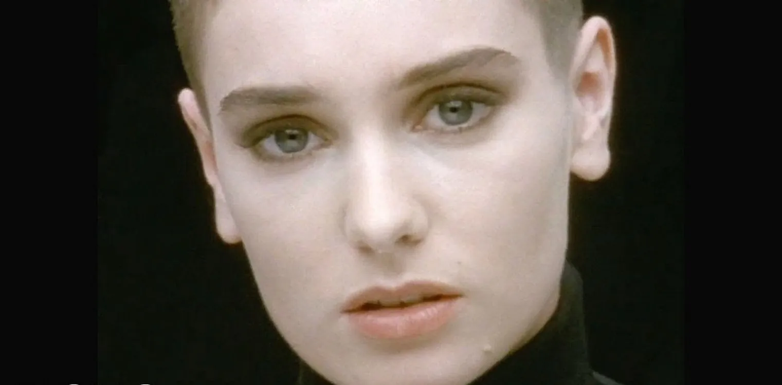 Sinéad O'Connor in dem Musikvideo "Nothing Compares 2 U".