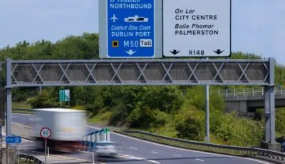Fahren Sie auf der M50 in Irland