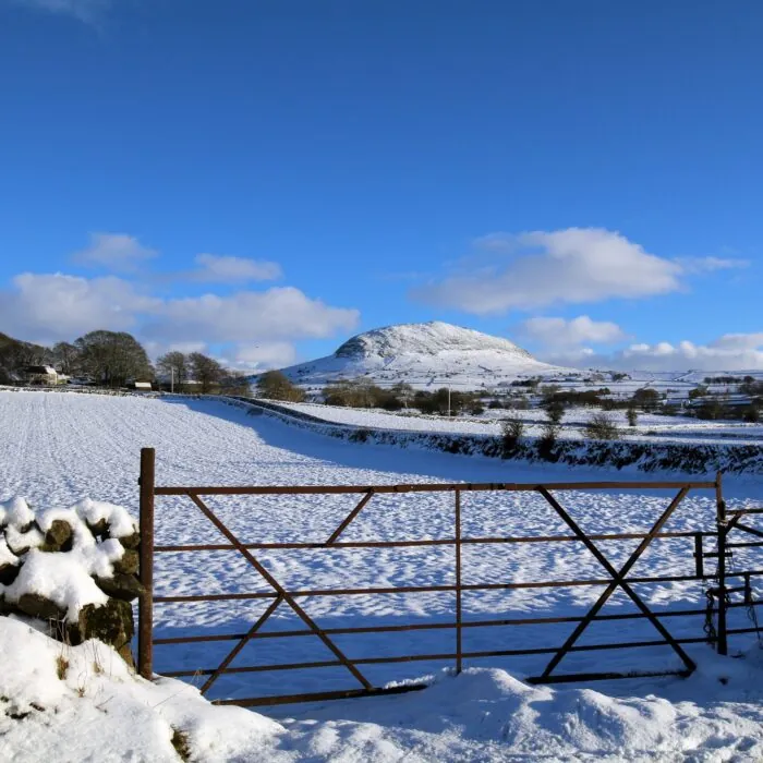 Der Slemish Mountain im Schnee - © Creative Landscapes