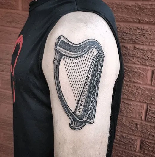 Harfen-Tattoo
