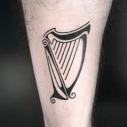 Harfen-Tattoo
