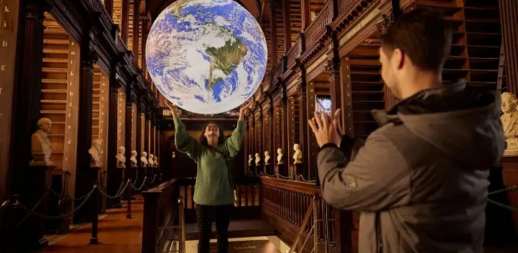 Dublin – Trinity College enthüllt Gaia: eine Skulptur im Herzen des Long Room!