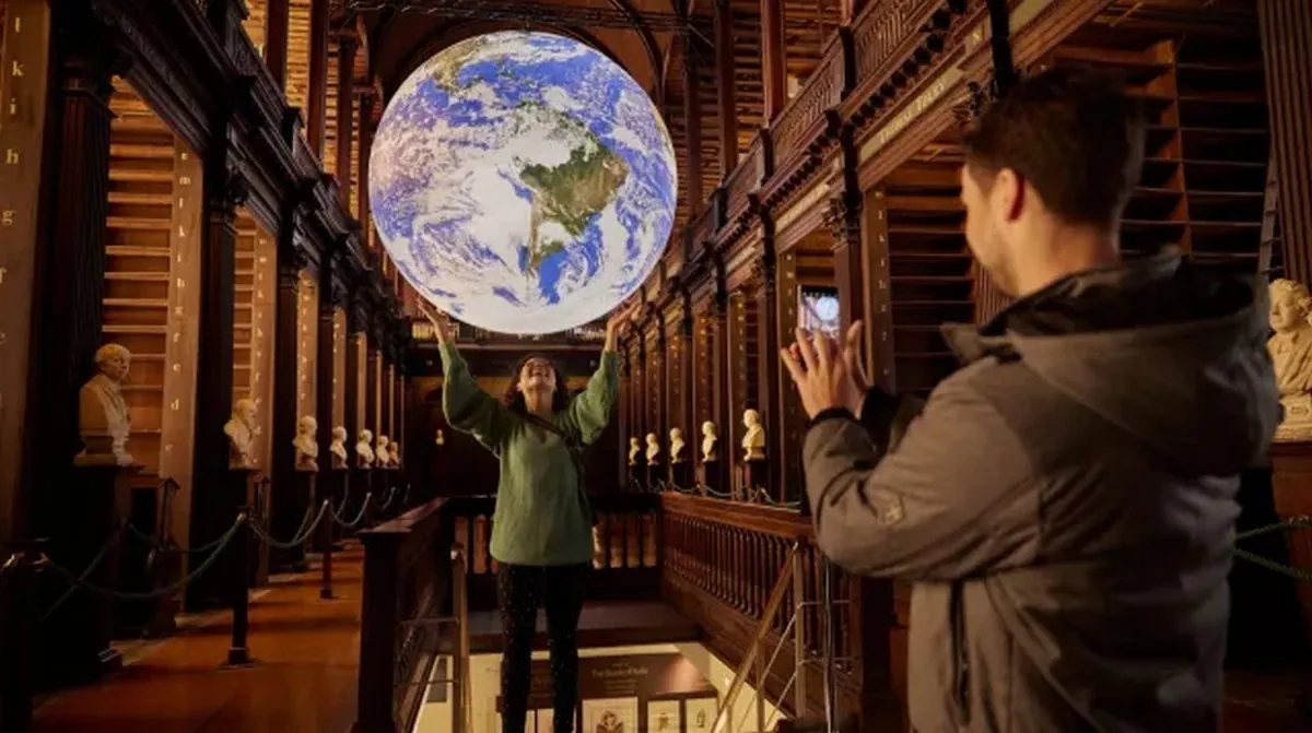 L'installation Gaïa dans la Long Room de Trinity College