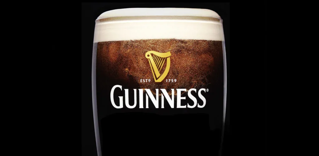 Guinness: Das irische Stout, das die britischen Pubs erobert hat!