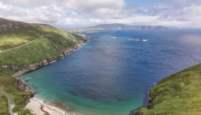 Luftaufnahme von Keem Bay auf Achill Island - © Big Style Media - Fáilte Ireland