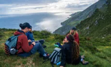 Wanderer vor dem Slieve League - © Big Style Media - Fáilte Ireland