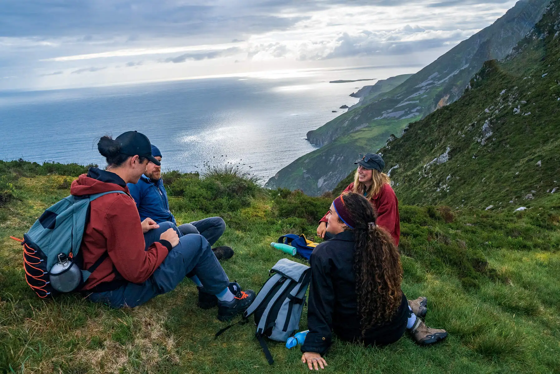 Wanderer vor dem Slieve League - © Big Style Media - Fáilte Ireland