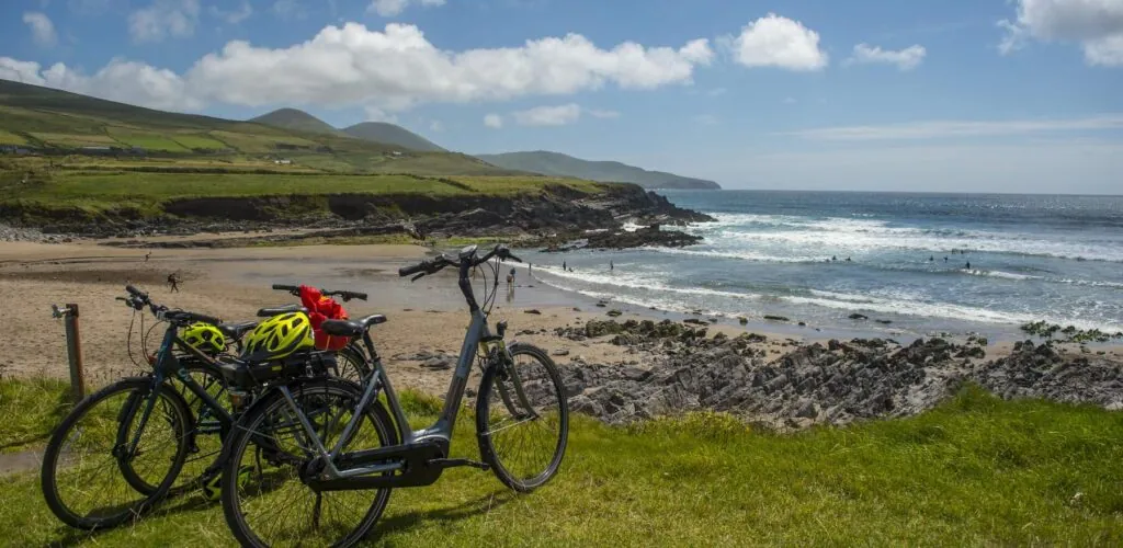 Die schönsten Fahrradstrecken in Irland: 10 atemberaubende Routen 3 Blick auf die St. Finan's Bay am Ring of Kerry - Don MacMonagle - ©macmonagle.com