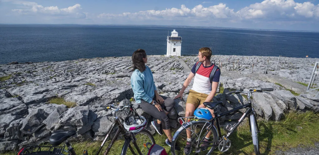 Die schönsten Fahrradstrecken in Irland: 10 atemberaubende Routen 7 Das Black Head Lighthouse im Burren - Brian Morrison - ©Clare County Council