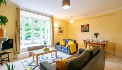 122 – Large Duplex with Parking by Shortstays
