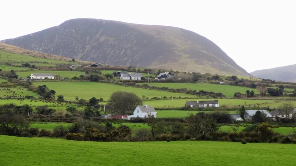 Atlantic Ocean and Mountain View Cottage in Kerry