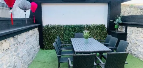 Bright 3bed sleeps 9 with secret garden 5min walk to town