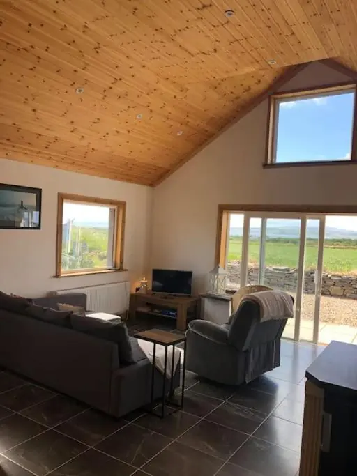 Cheerful 2 bedroom cottage with free parking