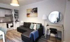 Cosy 1bed apartment with nice patio and fast WIFI F1