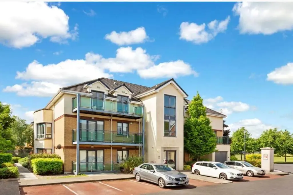 Dublin Airport Large 2 Bedroom Luxury Serviced Apartment