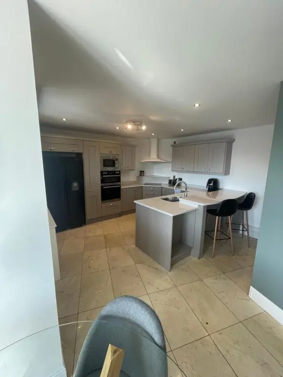 Fabulous and Sunny 2 bed Apartment