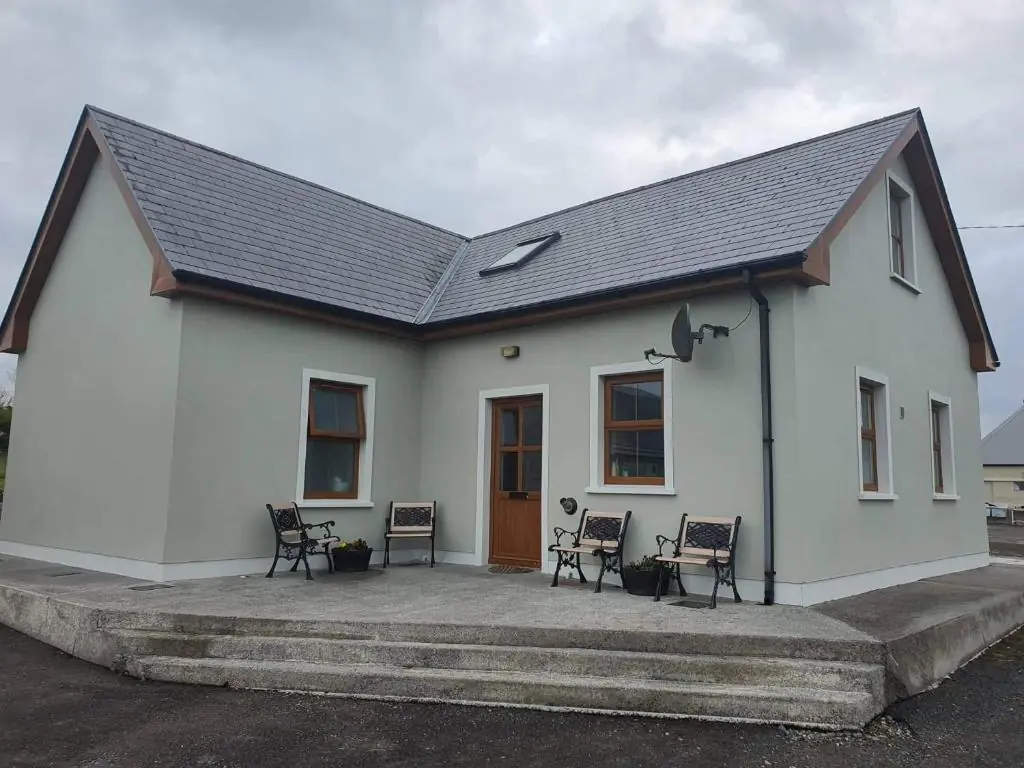 Farmhouse-Garden-2minToBeach-Parking-Fireplace-3BR