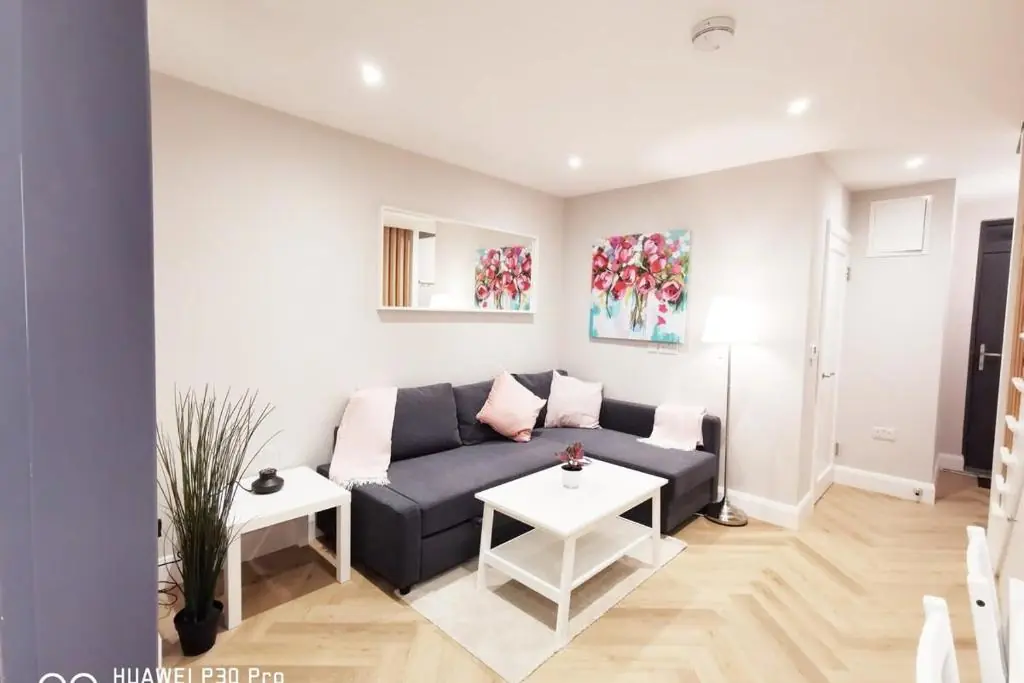 LOVELY 2bed HOME with patio & fast reliable WIFI