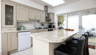Large 3 Bed family home - 5 min from Train station