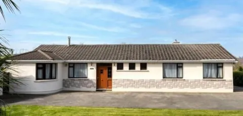 Quiet self catering holiday home with surrounding lakes