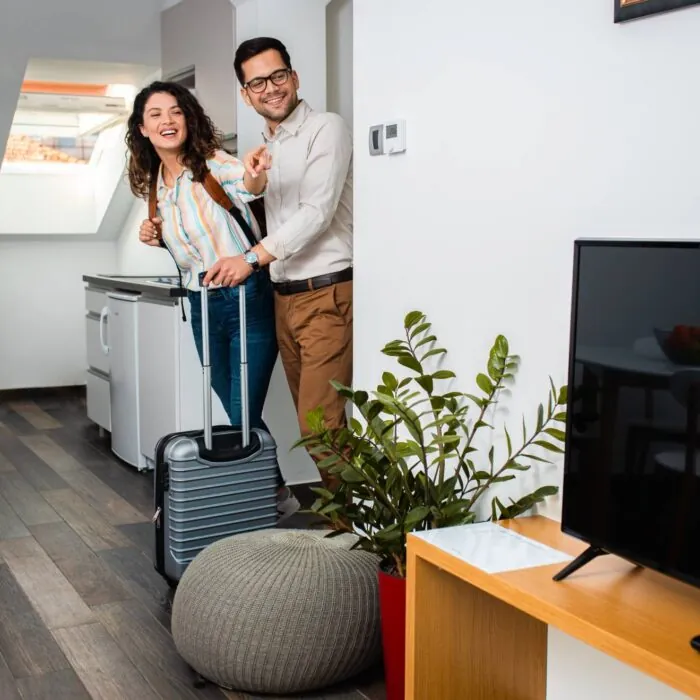 Un couple en Irlande souhaitant regarder la télévision - zoranzeremski - Envato
