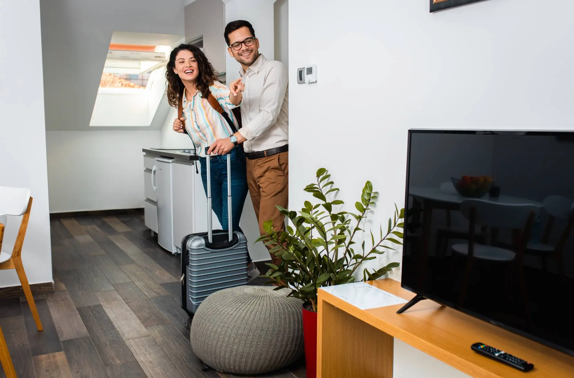 Un couple en Irlande souhaitant regarder la télévision - zoranzeremski - Envato