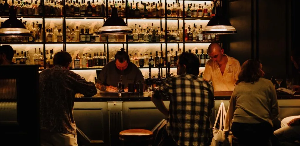 Eine Dubliner Bar schafft es mit irischem Poitín in die weltweiten Top 100