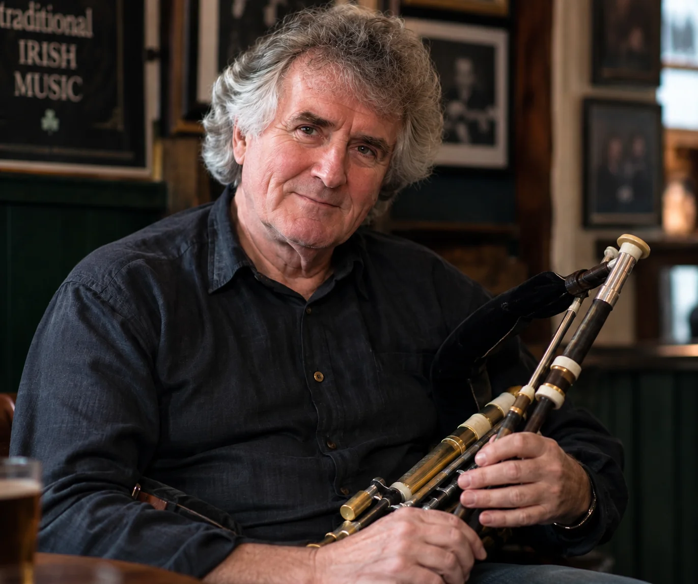 Paddy Keenan tenant ses uilleann pipes dans un pub irlandais