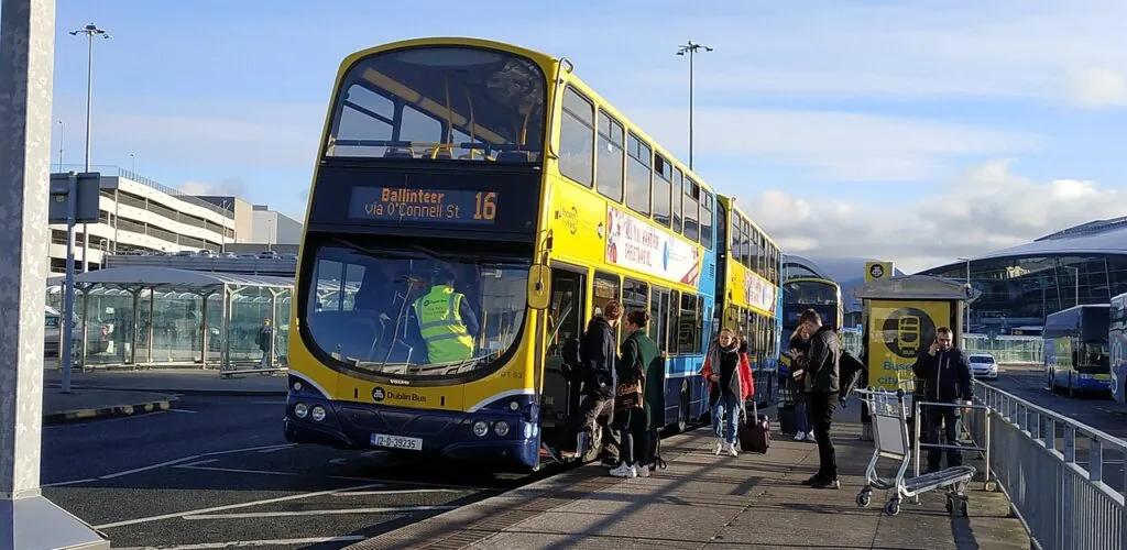 Irland – In Dublin stiehlt ein Busfahrer den Flugzeugen in einem skurrilen Video die Show
