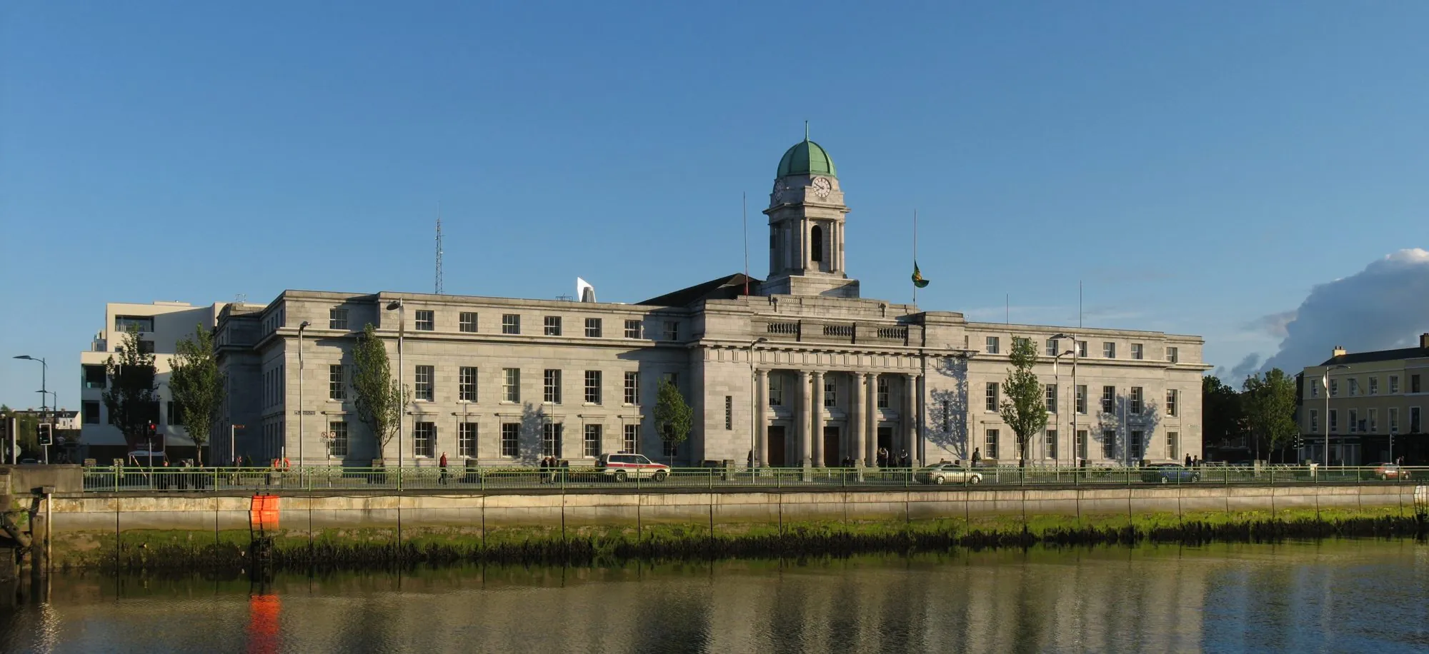 Façade de Cork City Hall au bord de la rivière Lee