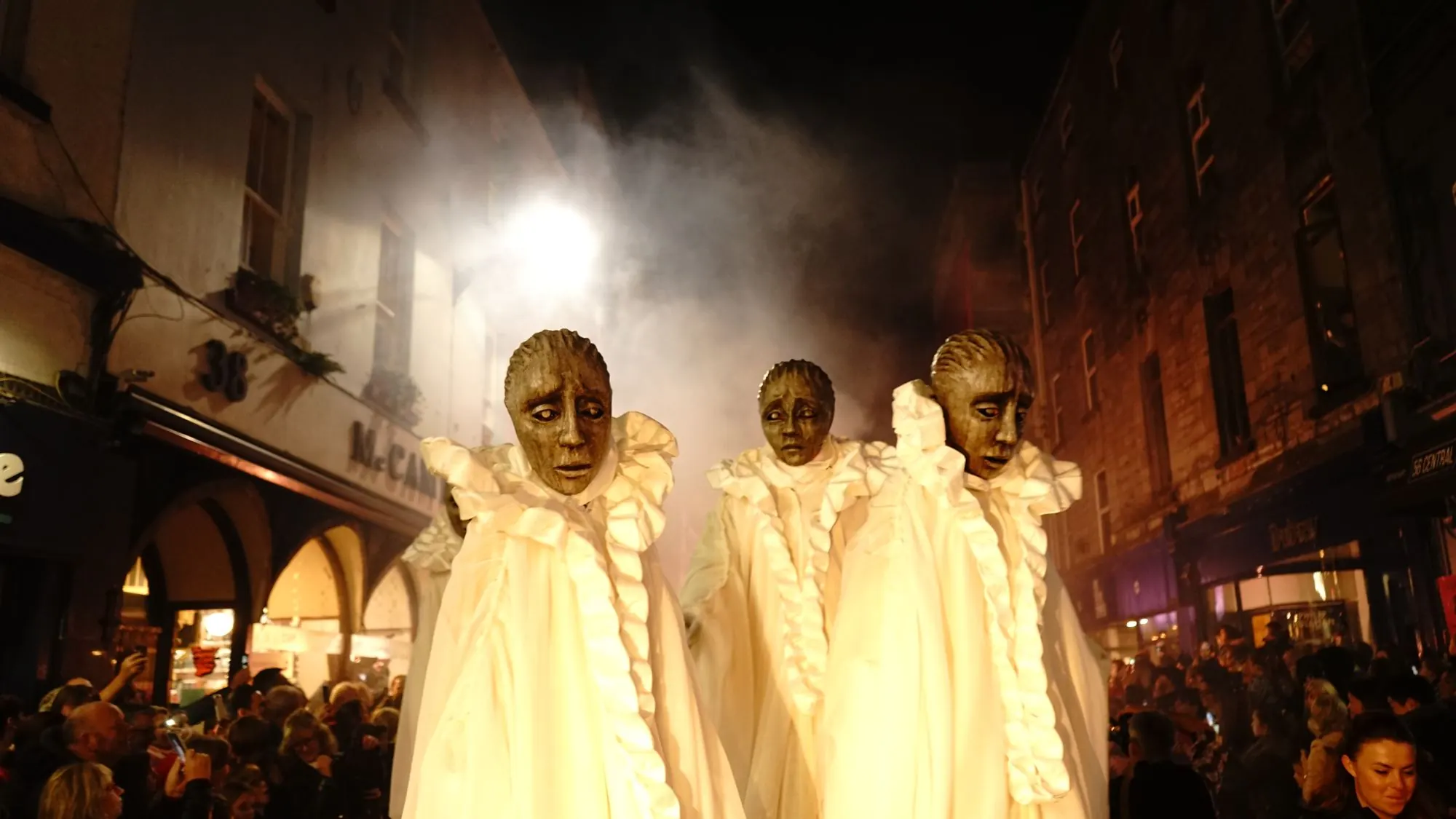 Artistes costumés de Macnas pendant la parade Port na bPúcaí à Galway en 2017