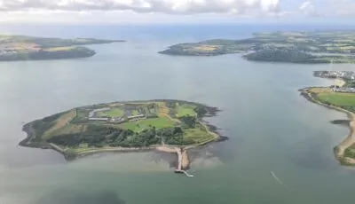 Vue aérienne du fort de Spike Island entouré par les eaux de la baie de Cork
