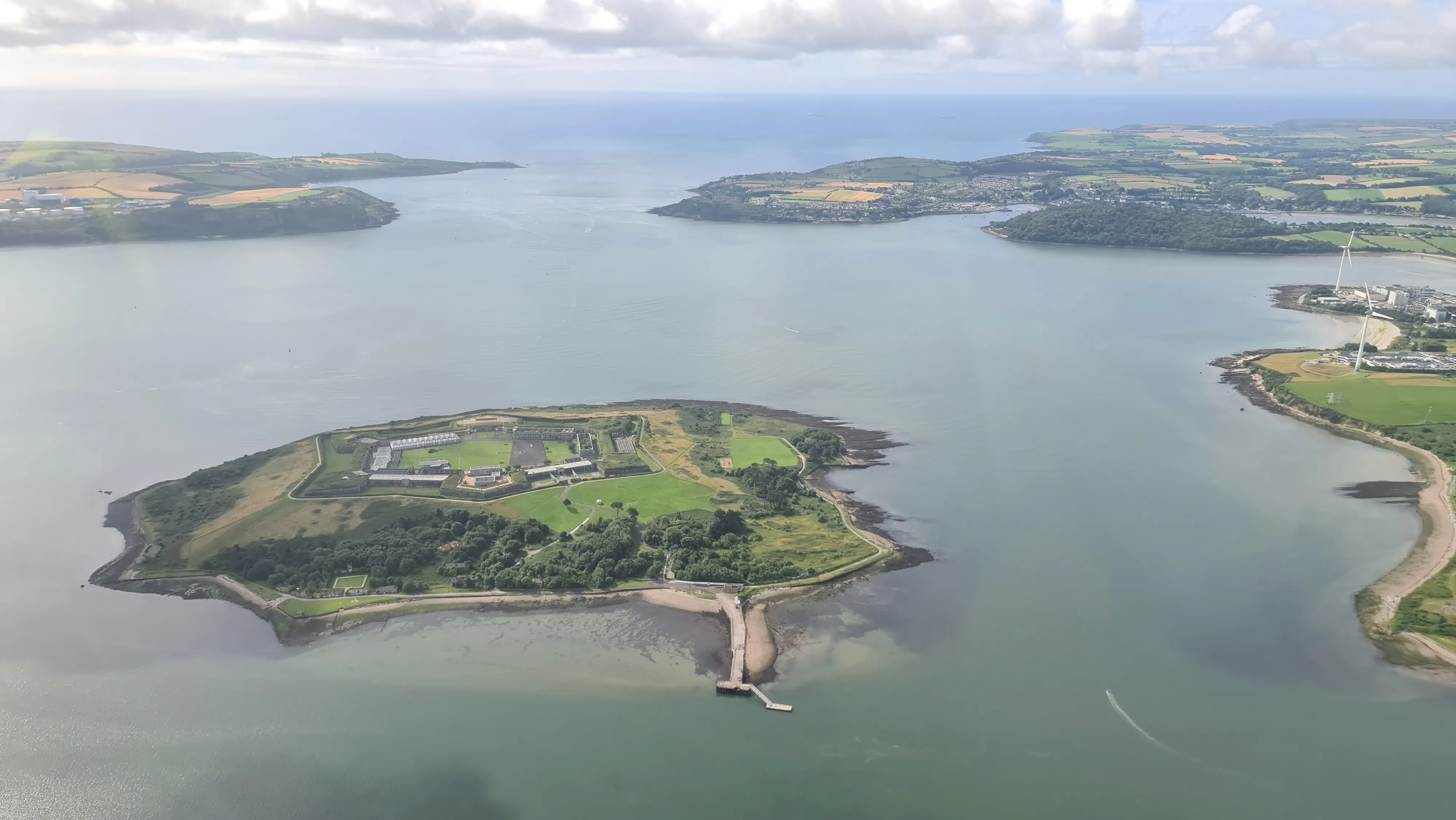 Vue aérienne du fort de Spike Island entouré par les eaux de la baie de Cork