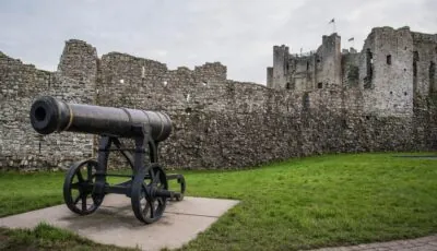 Remparts et donjon de Trim Castle avec un canon au premier plan