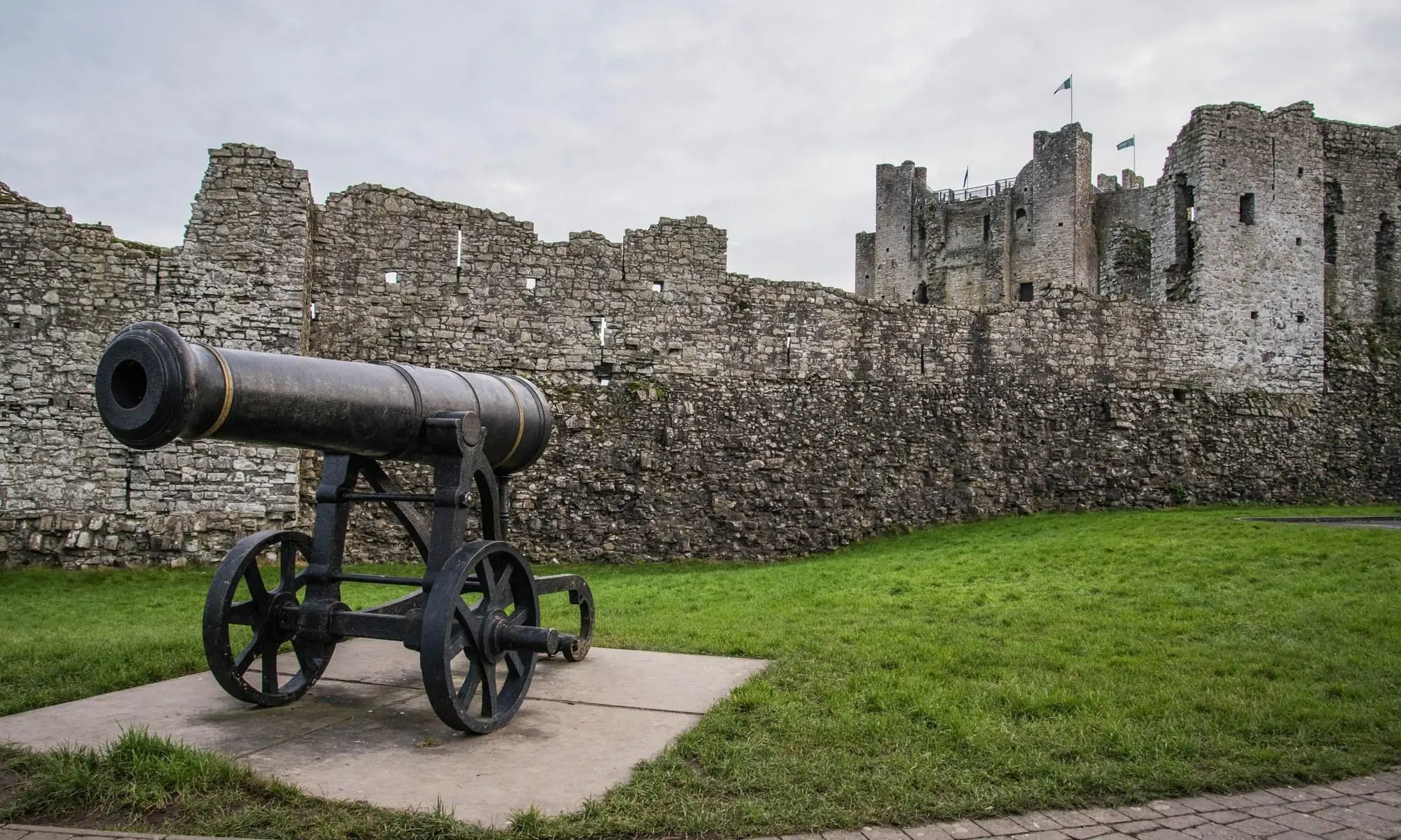Remparts et donjon de Trim Castle avec un canon au premier plan